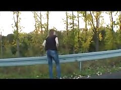 Amateur roadside piss.flv